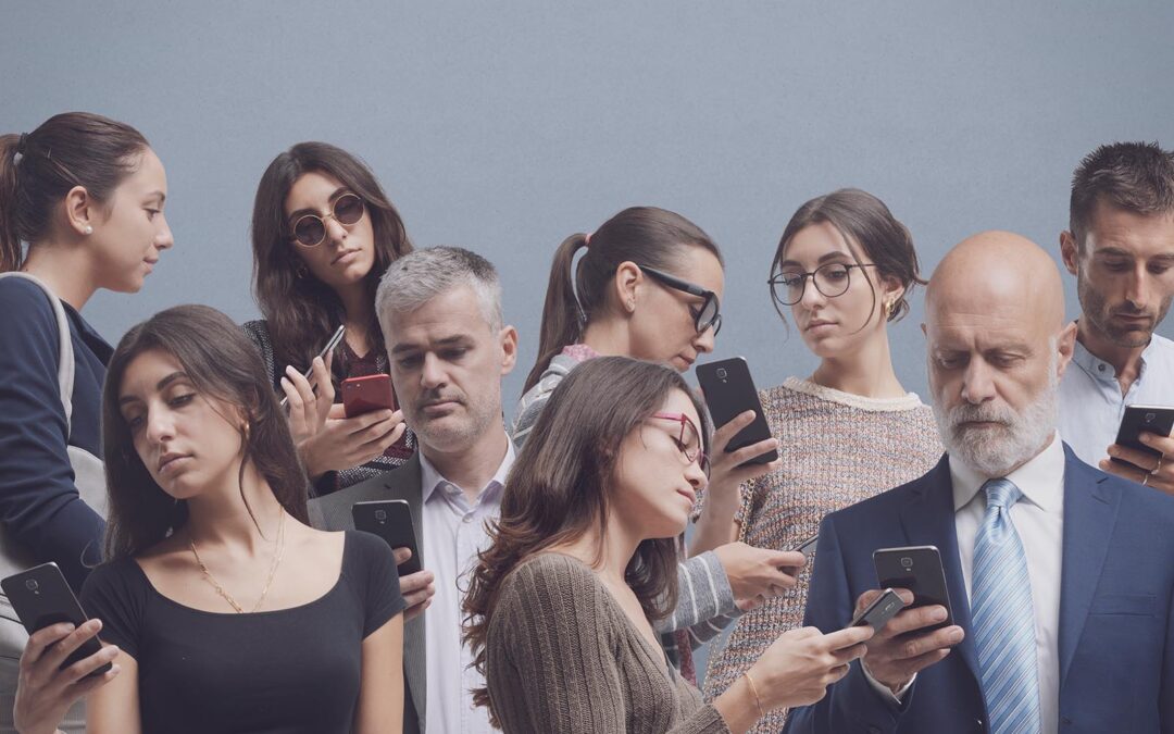 Nie mogę oderwać się od telefonu, czuję, że wiele mnie omija – FOMO